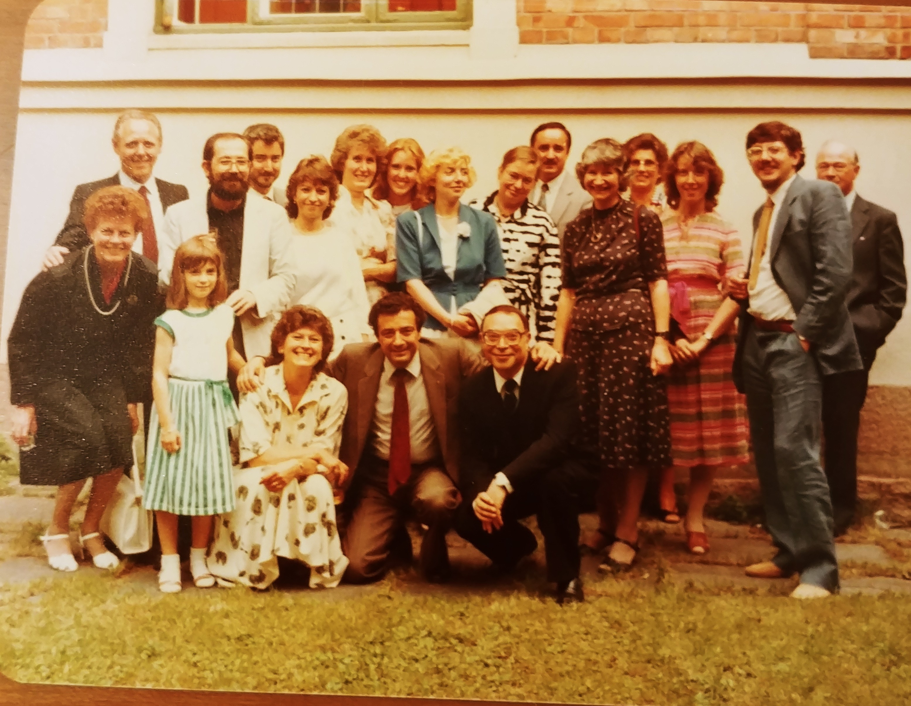 Foto di gruppo con Mauro Santelli davanti alla sede dell'Istituto Italiano di Cultura di Oslo